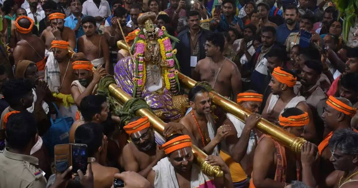 TN: Devotees participate in Vedupari ritual at Srirangam temple in Trichy